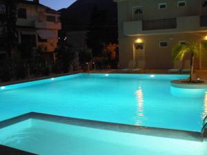 Bazén v ubytovaní Happyland Hotel Apartments alebo v jeho blízkosti