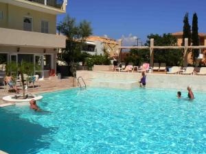 Bazén v ubytovaní Happyland Hotel Apartments alebo v jeho blízkosti