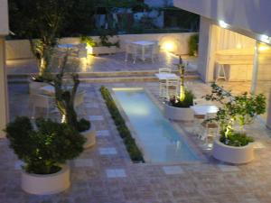 Bazén v ubytovaní Happyland Hotel Apartments alebo v jeho blízkosti
