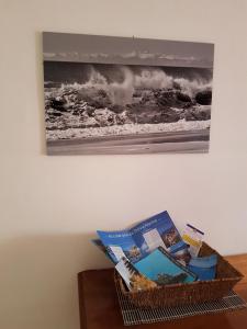 デイヴァ・マリーナにあるAppartamento Mare Mossoの本を置いたテーブルの上に掛けられた絵