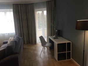 sala de estar con sofá, mesa y silla en Kiem Premium Apartments, en Brasov