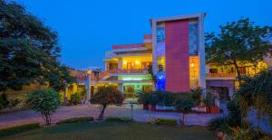 un edificio con la facciata illuminata di notte di Rawla Rawatsar a Jaipur
