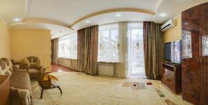 uma sala de estar com um sofá e uma televisão em Ghostinitsa "Lina" em Petropavl