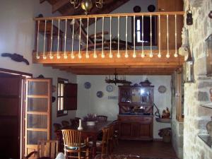 eine Küche und ein Esszimmer mit einem Tisch und einem Balkon in der Unterkunft As Covas in Ribeira