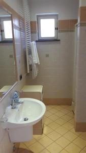 A bathroom at Agriturismo La Lobra
