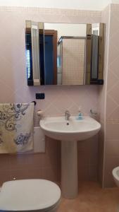 Il Belvedere vicino Taormina في سافوكا: حمام مع حوض ومرحاض ومرآة