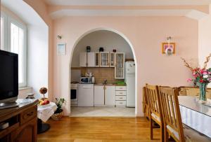 cocina con arco, mesa y sillas en Apartment Ana, en Split