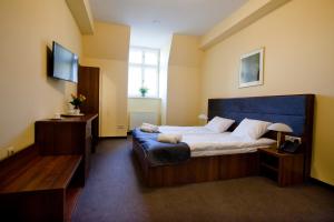 Säng eller sängar i ett rum på Aparthotel W Pałacu