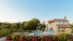 Sveti Lovreč PazenatičkiにあるVilla Rajski Dvoriのプールと家のあるヴィラ