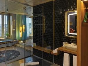Koupelna v ubytování 25hours Hotel Langstrasse + 37 fotografií
