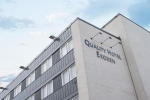 un bâtiment avec un panneau sur son côté dans l'établissement Quality Hotel Ekoxen, à Linköping