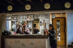 Ein Mann und eine Frau stehen an einer Bar in der Unterkunft Hotel Oriental Aster - Mumbai International Airport in Mumbai