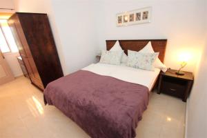 1 dormitorio con 1 cama grande en una habitación en Apartment Colibri Finca Montimar en Los Carrizales