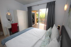 A bed or beds in a room at Casa Flores Finca Alcalá