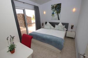 A bed or beds in a room at Casa Flores Finca Alcalá Még 37 kép