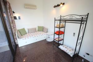 A bed or beds in a room at Casa Flores Finca Alcalá