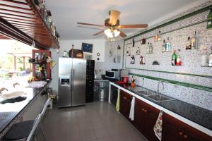 A kitchen or kitchenette at Casa Flores Finca Alcalá