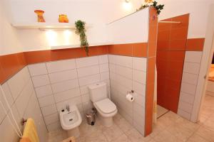A bathroom at Casa Flores Finca Alcalá