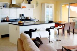 A kitchen or kitchenette at Casa Flores Finca Alcalá