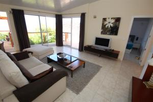 A television and/or entertainment centre at Casa Flores Finca Alcalá