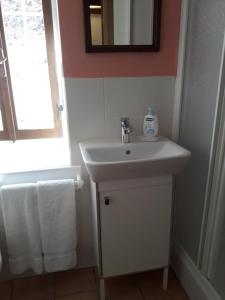 een badkamer met een wastafel, een spiegel en handdoeken bij B&B Boscoverde in Pievepelago