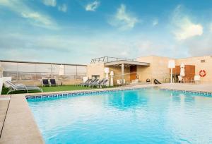 巴塞隆納的住宿－伊魯尼巴塞羅那酒店，大楼前的大型游泳池