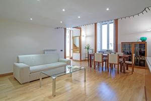 uma sala de estar com um sofá e uma mesa em Starhost - Casa Vela Exclusive Apartment - Amalfi Coast em Maiori