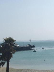 un muelle en el océano con un barco en el agua en Le Cancalais en Cancale