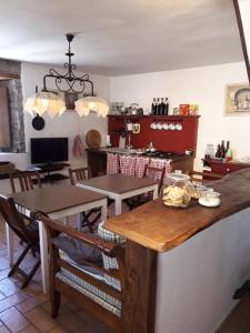 een keuken en eetkamer met tafels en stoelen bij B&B Boscoverde in Pievepelago