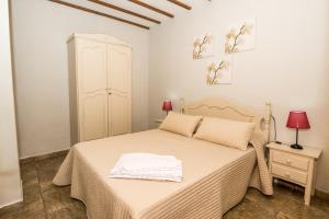 1 dormitorio blanco con 1 cama y armario blanco en Apartamentos Casamonteymar, en Vejer de la Frontera