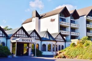 un hotel con una señal de hotel delante de él en Hotel Reiterhof en Wirsberg