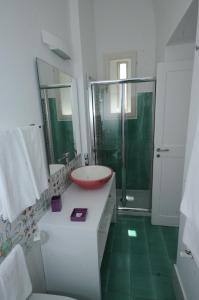 トラーニにあるMaremaris B&Bのバスルーム(赤いシンク、シャワー付)