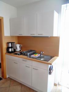 eine Küche mit einer Spüle und einer Arbeitsplatte in der Unterkunft Ferienwohnung Am Schlosspark in Putbus