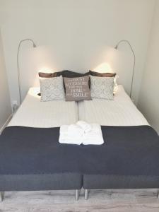 um quarto com uma cama com duas toalhas em Park Hotell em Örnsköldsvik