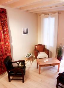 アルルにあるLa Maison de Noémieのリビングルーム(椅子、コーヒーテーブル付)