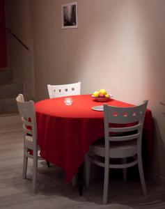アルルにあるLa Maison de Noémieの赤いテーブルと椅子、果物の盛り合わせ