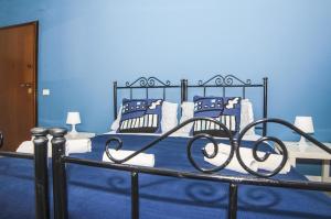 a blue bedroom with a bed with blue sheets and pillows at B&B Sbarco dei 1000 in Marsala