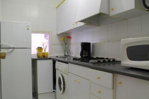 A kitchen or kitchenette at Apartamento Promar