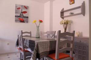 A seating area at Apartamento Promar Még 12 kép