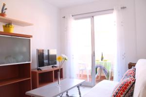A television and/or entertainment centre at Apartamento Promar