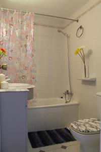 A bathroom at Apartamento Promar