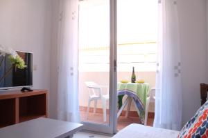 A television and/or entertainment centre at Apartamento Promar