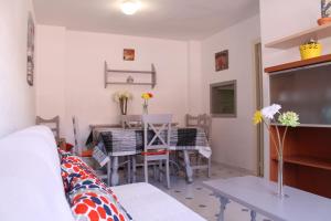 A seating area at Apartamento Promar