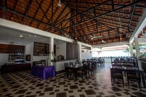 uma sala de jantar com mesas e cadeiras num restaurante em Good Time Resort em Sihanoukville