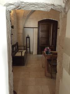 przedpokój w domu ze stołem i krzesłem w obiekcie Trullo Dell’Antica Fileria w Alberobello