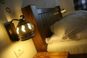 Un pat sau paturi într-o cameră la Cheile Gradistei Fundata Resort