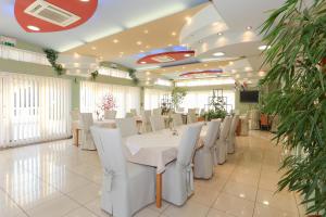 comedor con mesa y sillas blancas en Apartments and Rooms Astoria, en Trogir