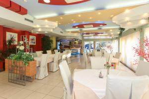 Reštaurácia alebo iné gastronomické zariadenie v ubytovaní Apartments and Rooms Astoria