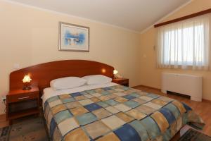 Posteľ alebo postele v izbe v ubytovaní Apartments and Rooms Astoria