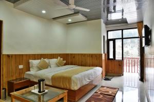 Postel nebo postele na pokoji v ubytování Hotel Akash - Luxury Hotel In McLeodganj